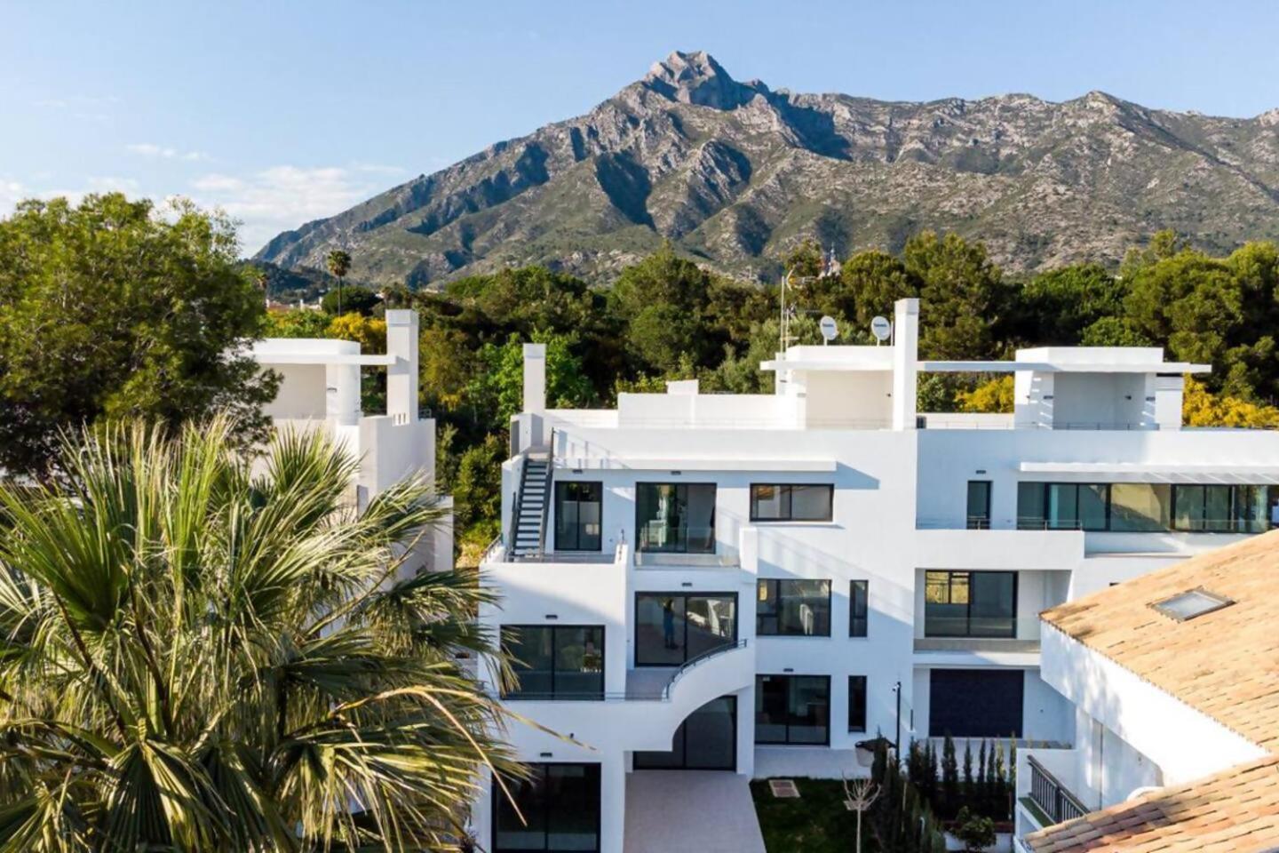 Bajo Con Jardin En La Milla De Oro Lejlighed Marbella Eksteriør billede