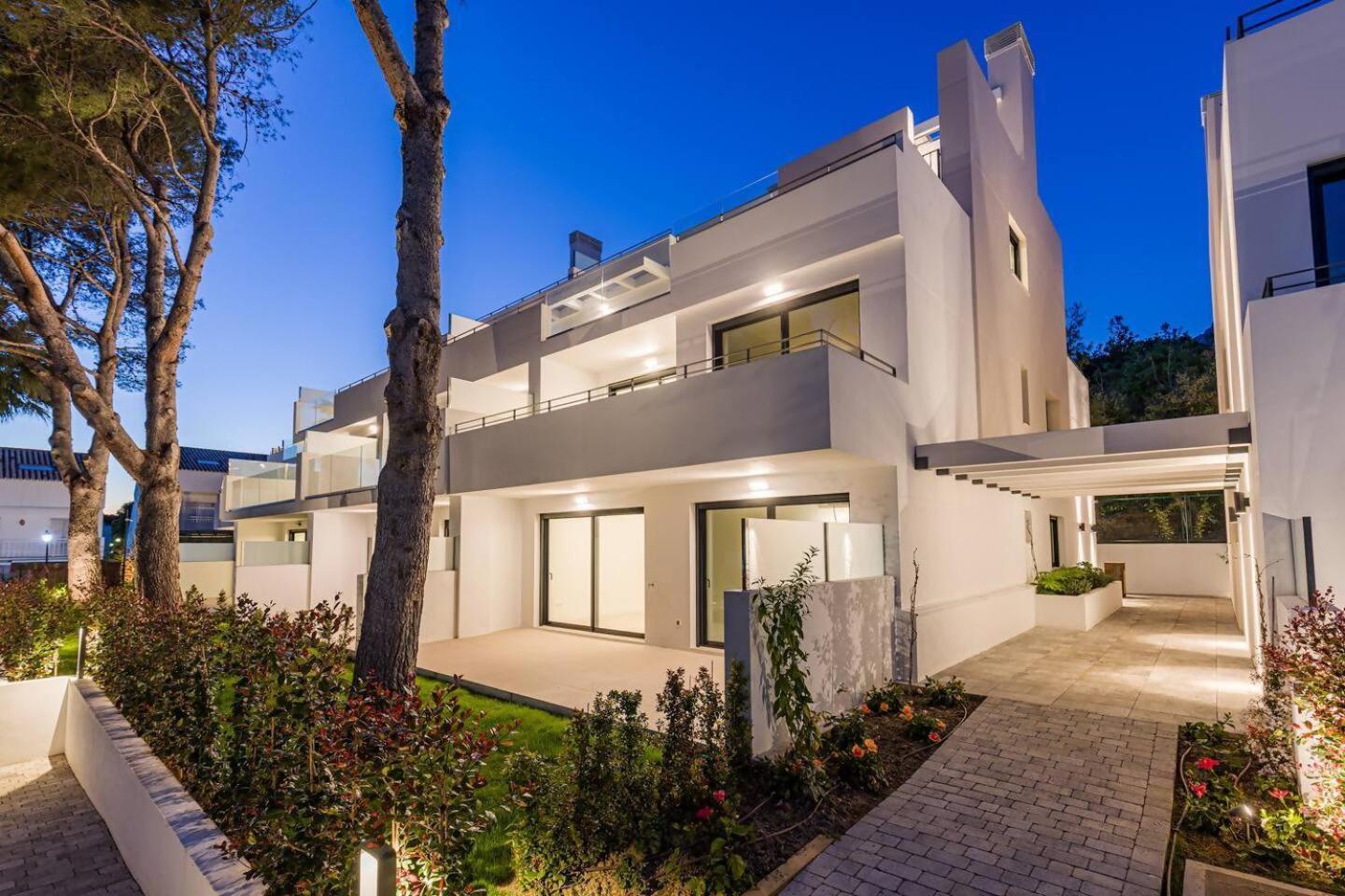 Bajo Con Jardin En La Milla De Oro Lejlighed Marbella Eksteriør billede