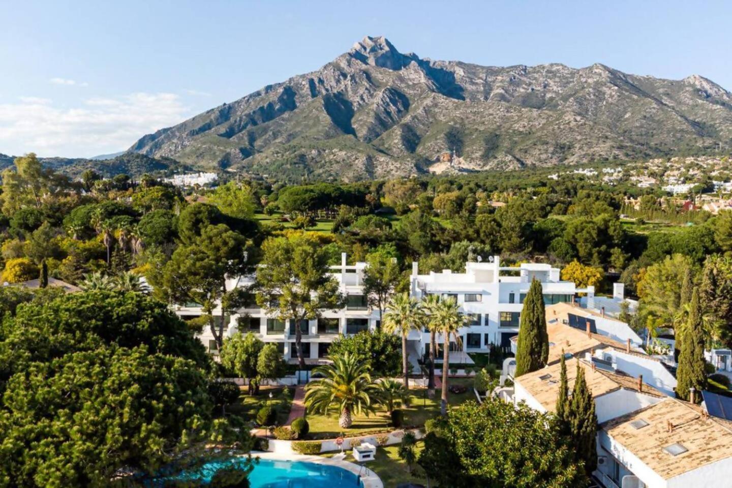 Bajo Con Jardin En La Milla De Oro Lejlighed Marbella Eksteriør billede